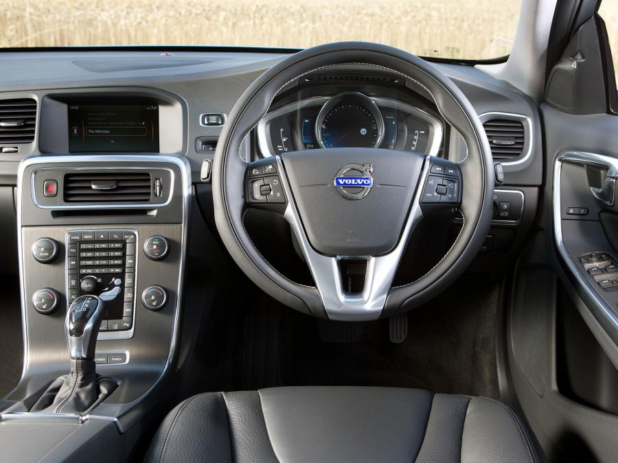  Volvo V60 D6 Plug-In Hybrid 2013 года  (UK) (фото 3 из 13)
